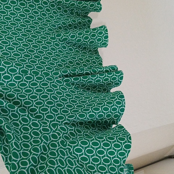 London Times green sleeveless dress size 6 has a ruffled hemline and vneck. - Picture 6 of 7